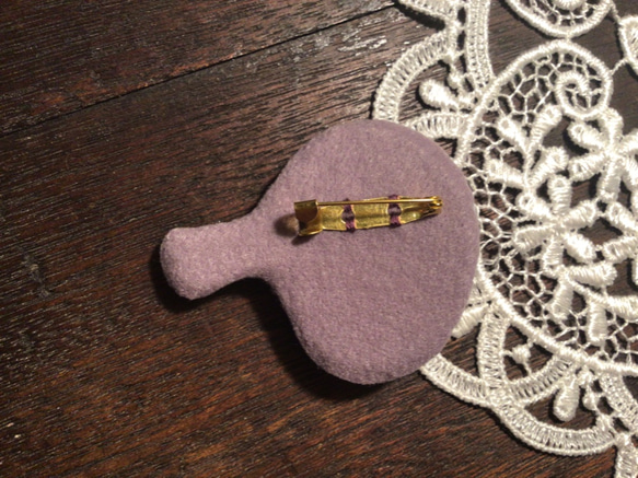 シマエナガ　ブローチ　ビーズ　ハンドメイド　手刺繍　刺繍　木苺 6枚目の画像