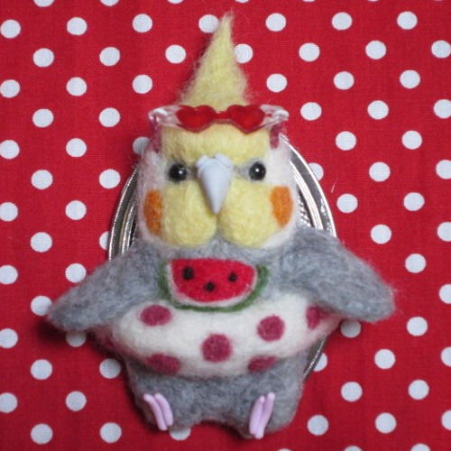 夏限定 浮き輪をしている可愛いオカメインコのブローチ ゆこりん工房 