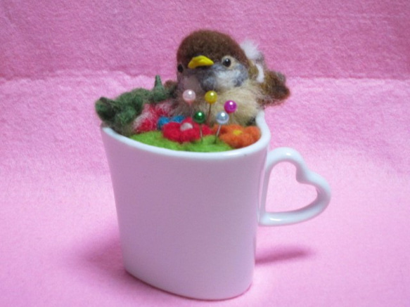 羊毛フェルト　ハートのカップに入った可愛い雀雛のピンクッション(針刺し)　ゆこりん工房 1枚目の画像