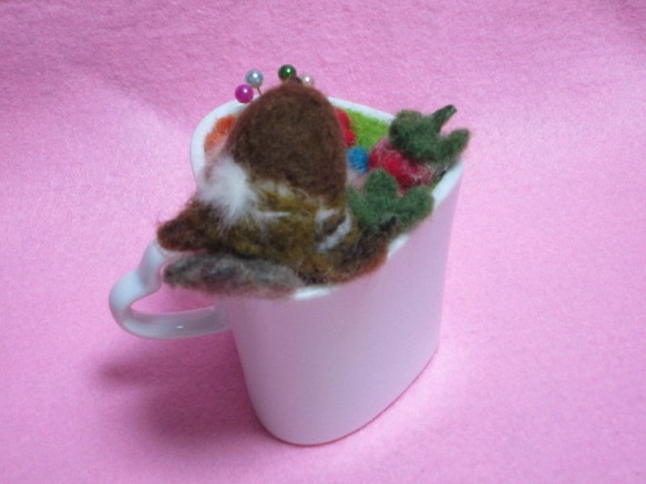 羊毛フェルト　ハートのカップに入った可愛い雀雛のピンクッション(針刺し)　ゆこりん工房 3枚目の画像