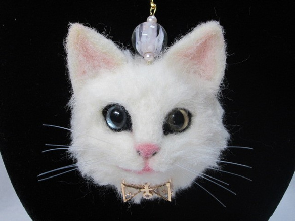 羊毛フェルト　リアルで可愛いオッドアイの白猫ネックレス　トンボ玉付　ゆこりん工房　猫　オッドアイ　アクセサリー 4枚目の画像