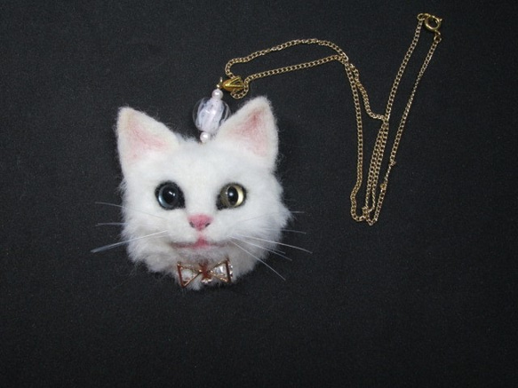 羊毛フェルト　リアルで可愛いオッドアイの白猫ネックレス　トンボ玉付　ゆこりん工房　猫　オッドアイ　アクセサリー 6枚目の画像