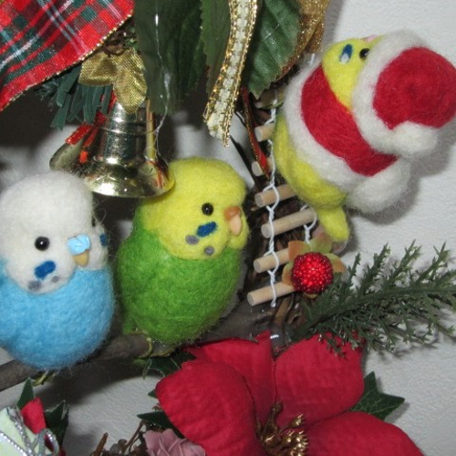 クリスマス 羊毛フェルト 華麗で可愛いセキセイインコちゃんクリスマス