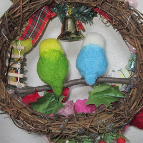 クリスマス 羊毛フェルト 華麗で可愛いセキセイインコちゃんクリスマス