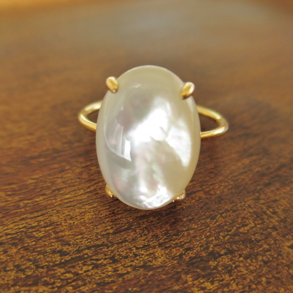人気No.1★アンティーク調のマザーオブパールのシンプルリング 大粒白蝶貝の上品な輝きの指輪 1枚目の画像