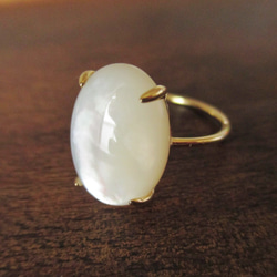 人気No.1★アンティーク調のマザーオブパールのシンプルリング 大粒白蝶貝の上品な輝きの指輪 2枚目の画像