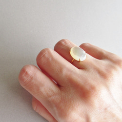 人気No.1★アンティーク調のマザーオブパールのシンプルリング 大粒白蝶貝の上品な輝きの指輪 6枚目の画像