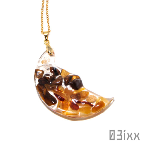 琥珀月のペンダント 豊穣の月 三日月 アンバー 琥珀 タイガーアイ 虎眼