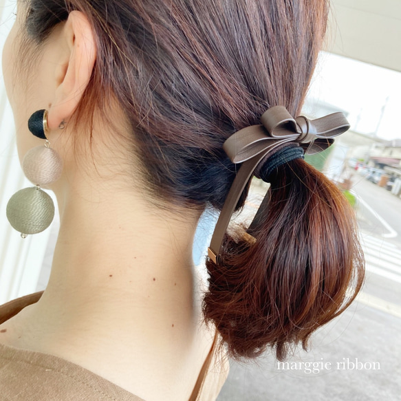 大人かわいいリボンヘアゴム　ポニーフック　たらりんリボン　Leather Ribbon Plus リボン　レザーリボン 1枚目の画像