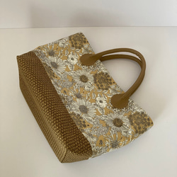 リバティプリントのコットンオックスのトートバッグ（ベージュ）花かご 4枚目の画像