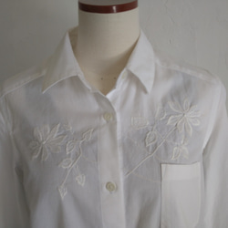 天然素材のシャツ、ブラウス/クレマチスのシンプルシャツ/白刺繍 2枚目の画像
