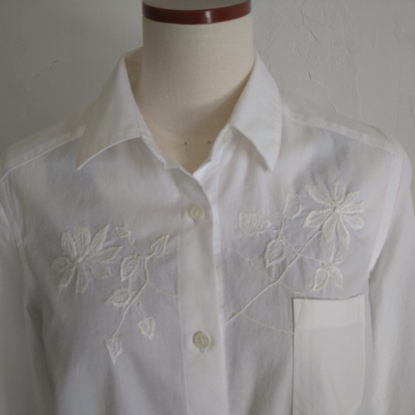 天然素材のシャツ、ブラウス/クレマチスのシンプルシャツ/白刺繍 2枚目の画像