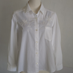 天然素材のシャツ、ブラウス/クレマチスのシンプルシャツ/白刺繍 3枚目の画像