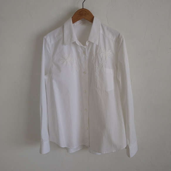 天然素材のシャツ、ブラウス/クレマチスのシンプルシャツ/白刺繍 6枚目の画像