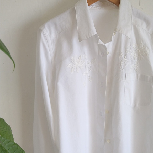 天然素材のシャツ、ブラウス/クレマチスのシンプルシャツ/白刺繍 1枚目の画像