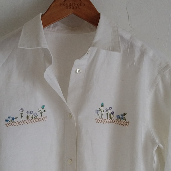 天然素材のシャツ/リネン、コットンの白シャツ/青い小花刺繍 1枚目の画像