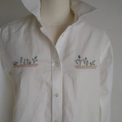 天然素材のシャツ/リネン、コットンの白シャツ/青い小花刺繍 4枚目の画像