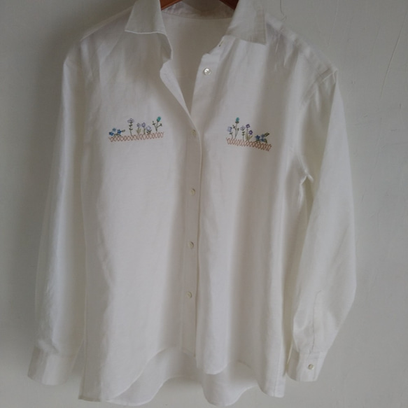 天然素材のシャツ/リネン、コットンの白シャツ/青い小花刺繍 2枚目の画像