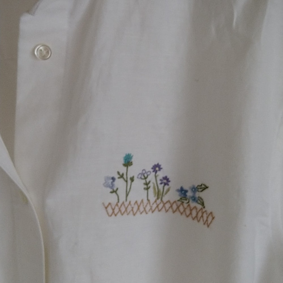 天然素材のシャツ/リネン、コットンの白シャツ/青い小花刺繍 5枚目の画像