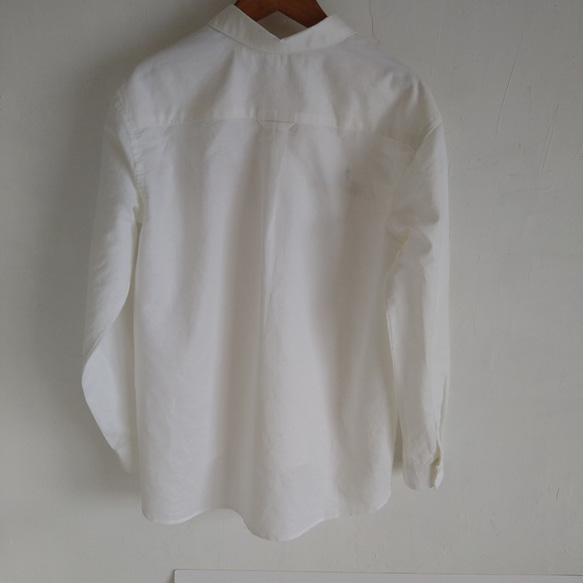 天然素材のシャツ/リネン、コットンの白シャツ/青い小花刺繍 6枚目の画像