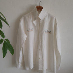 天然素材のシャツ/リネン、コットンの白シャツ/青い小花刺繍 8枚目の画像