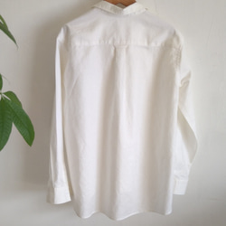 天然素材のシャツ/リネン、コットンの白シャツ/青い小花刺繍 9枚目の画像