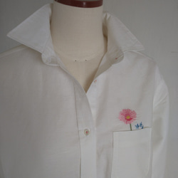 天然素材のシャツ/リネン、コットンの白シャツ/ガーベラとブルースターの刺繍/ 2枚目の画像