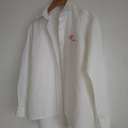 天然素材のシャツ/リネン、コットンの白シャツ/ガーベラとブルースターの刺繍/ 1枚目の画像