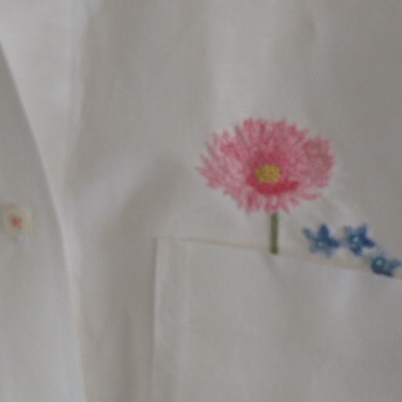天然素材のシャツ/リネン、コットンの白シャツ/ガーベラとブルースターの刺繍/ 4枚目の画像