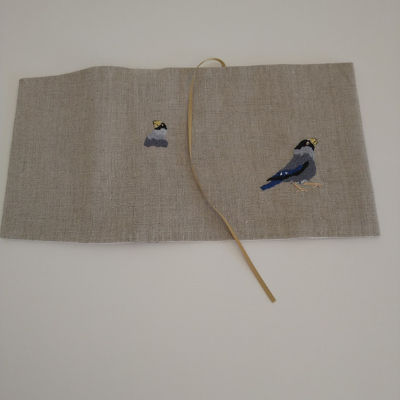 天然素材/ブックカバー/リネン/文庫本サイズ/＊(注)左開き/野鳥イカルの手刺繡 8枚目の画像