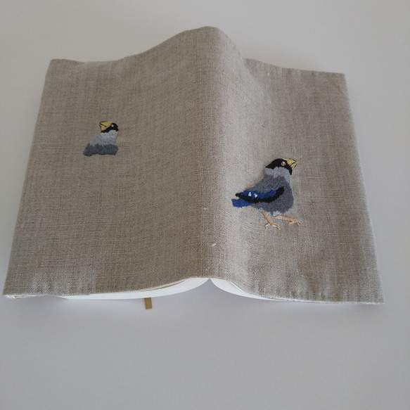 天然素材/ブックカバー/リネン/文庫本サイズ/＊(注)左開き/野鳥イカルの手刺繡 2枚目の画像