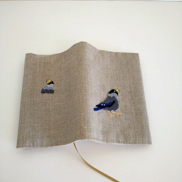 天然素材/ブックカバー/リネン/文庫本サイズ/＊(注)左開き/野鳥イカルの手刺繡 10枚目の画像