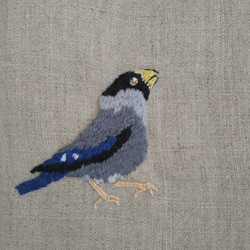 天然素材/ブックカバー/リネン/文庫本サイズ/＊(注)左開き/野鳥イカルの手刺繡 3枚目の画像