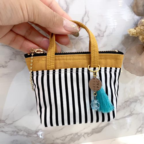 ハンドメイド ポーチにもなる小物入れ2点セットとチャーム4点セット2