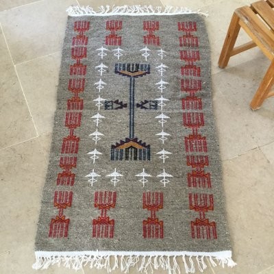 ラグ・マット　116×69　ベルベルのシンボル赤のムショット(櫛)柄がお家を守る　 ガフサ47 19,800円