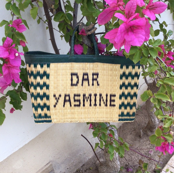 アラビア文字「ジャスミンの家」両サイドのジグザグ模様がかわいい