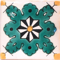 ＊2枚セット＊チュニジアの手描きのタイル　グリーンの紋章のような模様のタイル　ガルビ1035 1枚目の画像