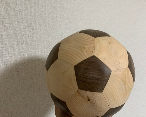 〓木製サッカーボール型装飾品 〓木製サッカーボール型装飾品 - メルカリ
