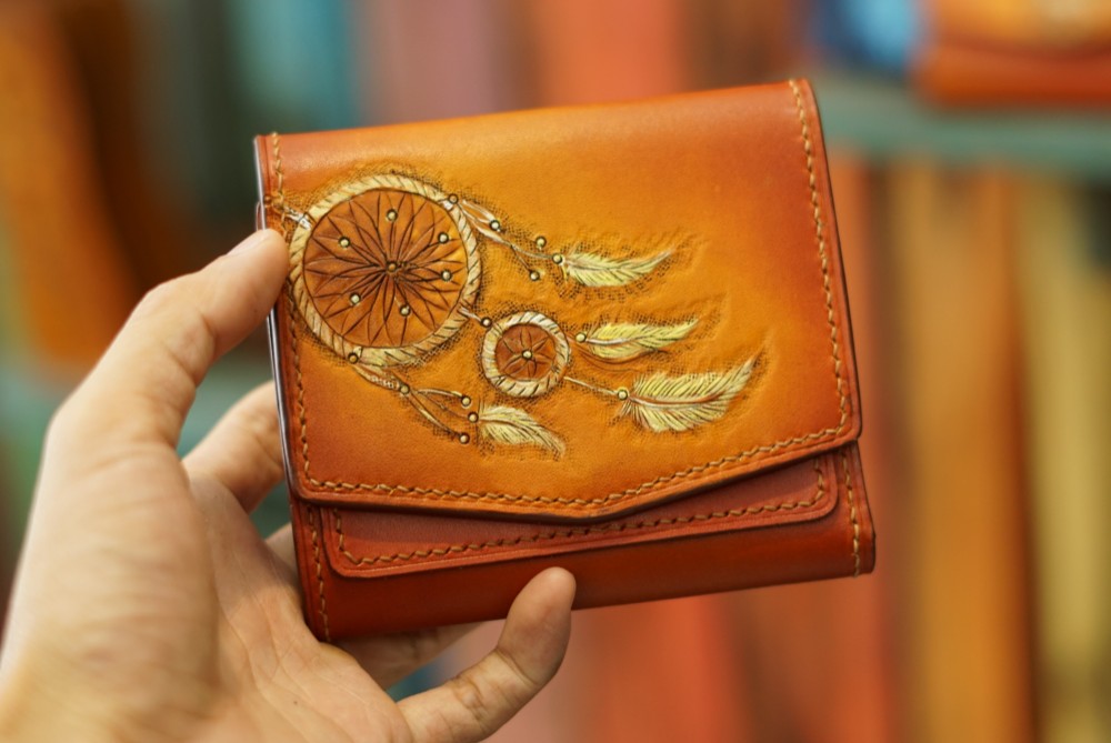 ドリームキャッチャー 革彫刻　全て手縫い レザーミニ財布　本牛革　三つ折り財布