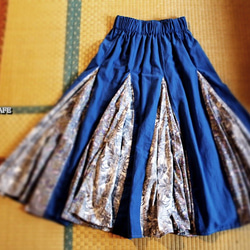 リバティを使ったボリュームたっぷりパッチワークヘムスカート(ブルー) 5枚目の画像