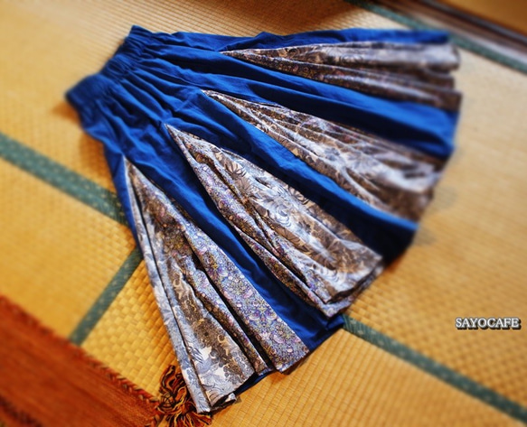 リバティを使ったボリュームたっぷりパッチワークヘムスカート(ブルー) 6枚目の画像