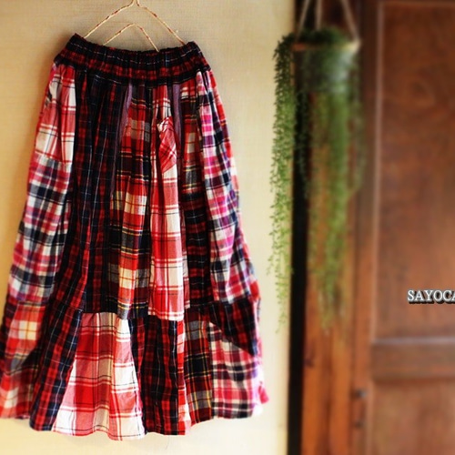 ○赤だけを集めた個性的アートなパッチワークスカート ロングスカート