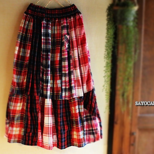 ○赤だけを集めた個性的アートなパッチワークスカート ロングスカート