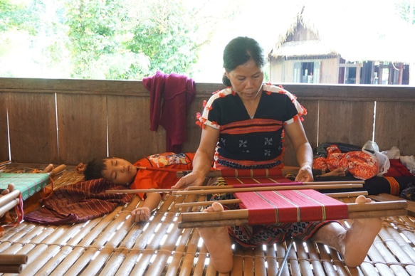 ベトナム中部少数民族の手織り ペンケース（紫） 伝統工芸 8枚目の画像