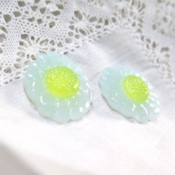 ear drop / pop flowers✴︎chamomile(mint green) 2枚目の画像