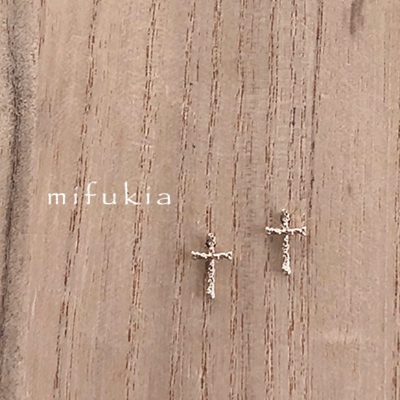 【私だけの十字架】 K10 小枝クロスのピアス 2枚目の画像