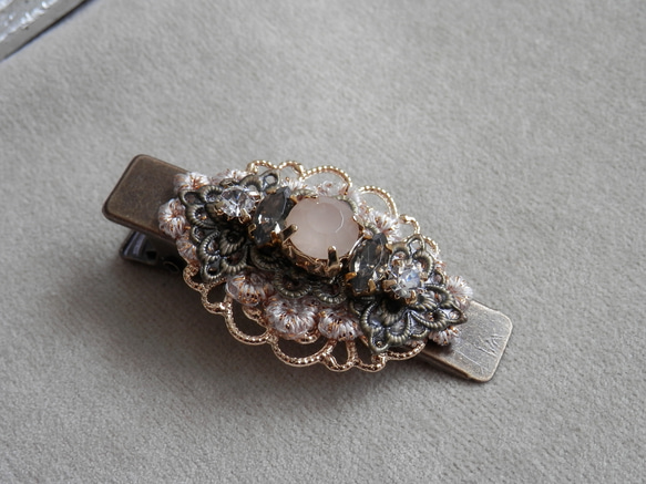 オパール色ストーン付ヘアクリップ 1枚目の画像