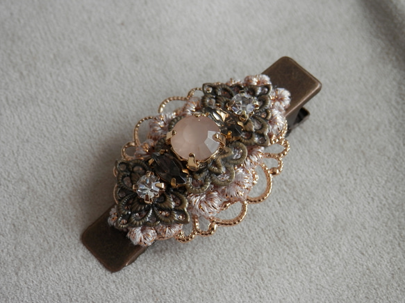 オパール色ストーン付ヘアクリップ 2枚目の画像