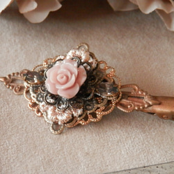 淡いピンク色のバラとレースのヘアクリップ 1枚目の画像