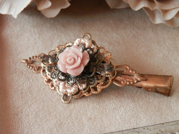 淡いピンク色のバラとレースのヘアクリップ 1枚目の画像